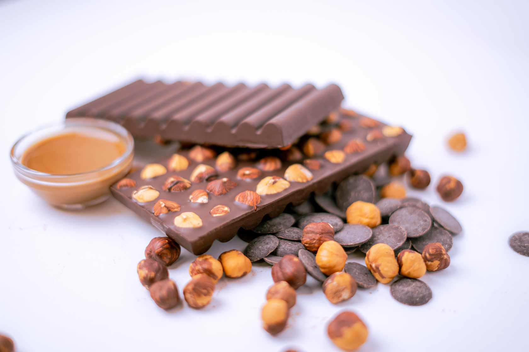 tavolette di cioccolato e nocciole intere